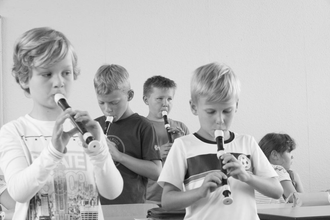 Eine Gruppe junger Flötenschüler 