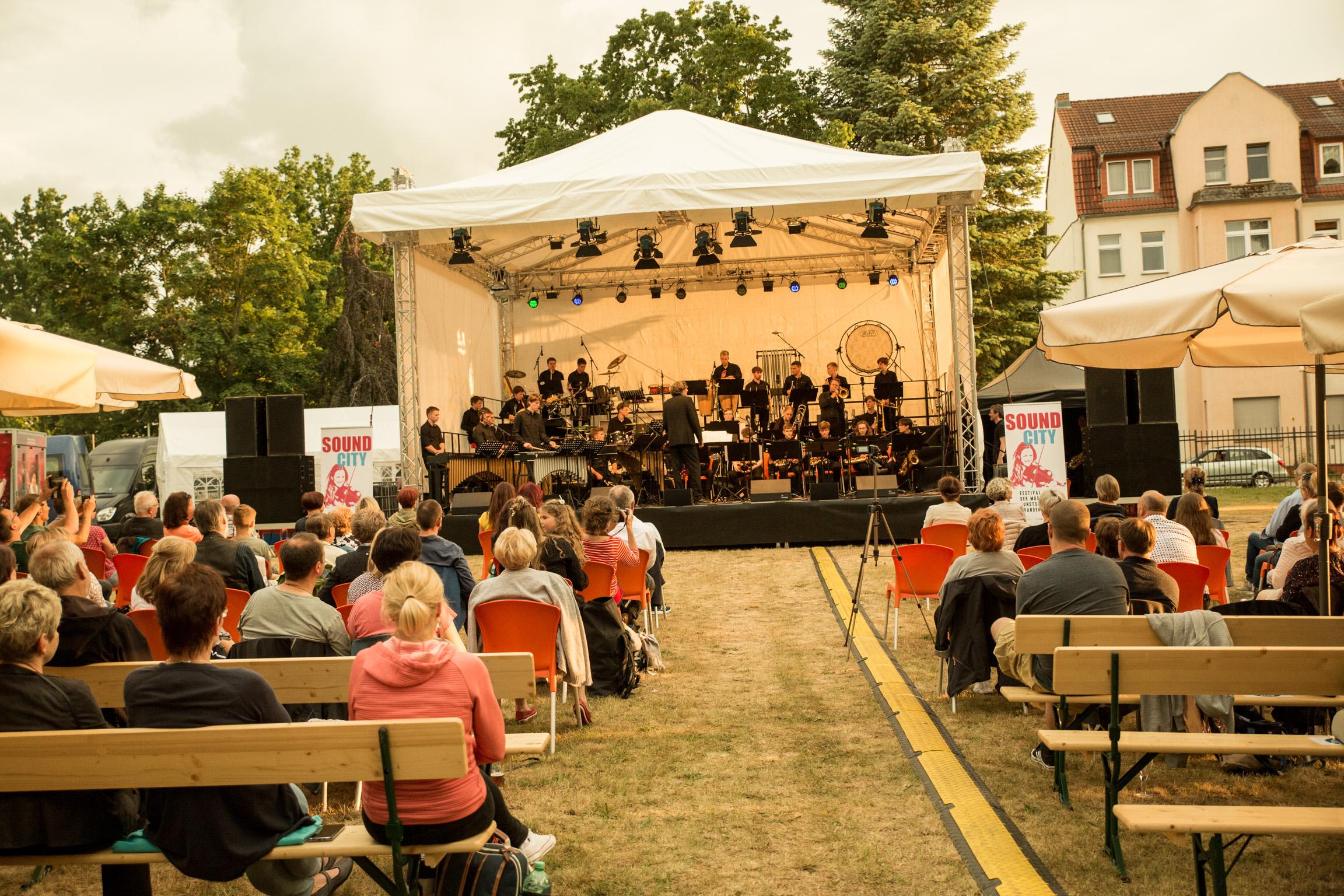 Landesjugendjazzorchester Brandenburg spielt auf einer Open Air Bühne vor Publikum
