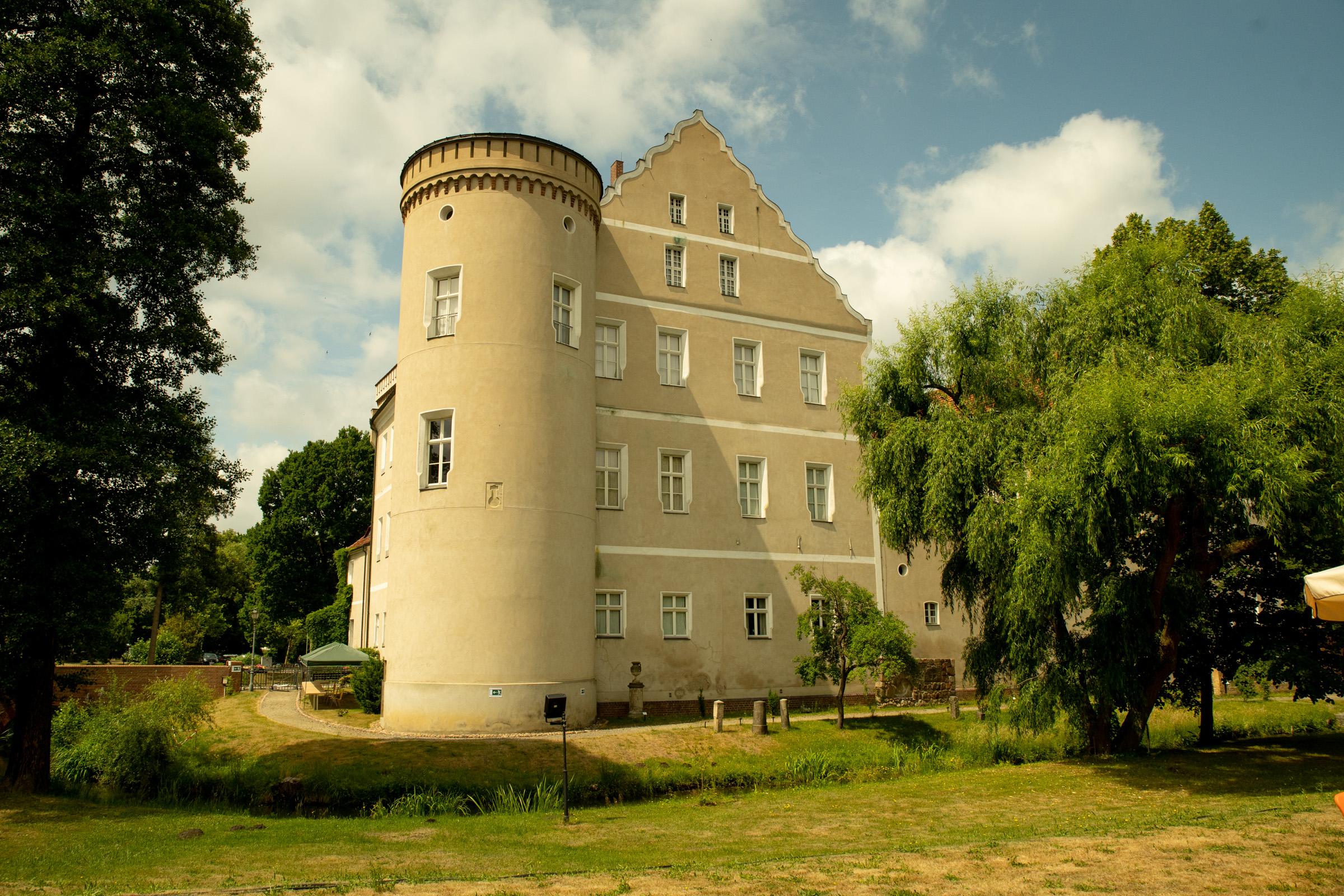 Schlossgebäude in Parklandschaft