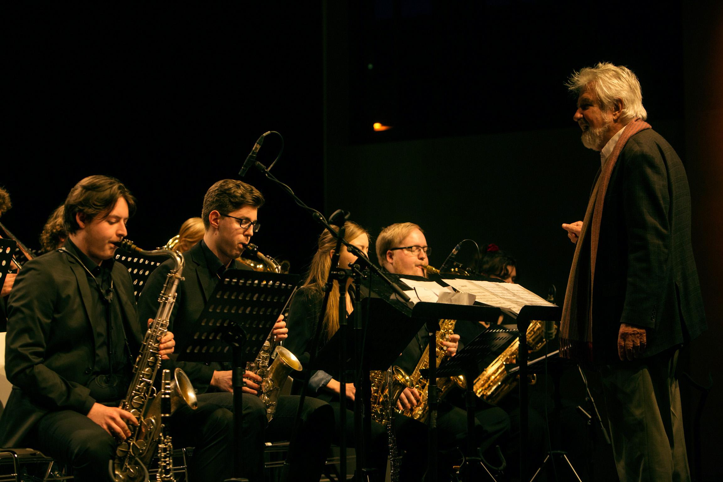 Blick auf musizierende Saxofonisten, der künstlerische Leiter Jiggs Whigham dirigiert während des LaJJazzO Konzerts in Potsdam