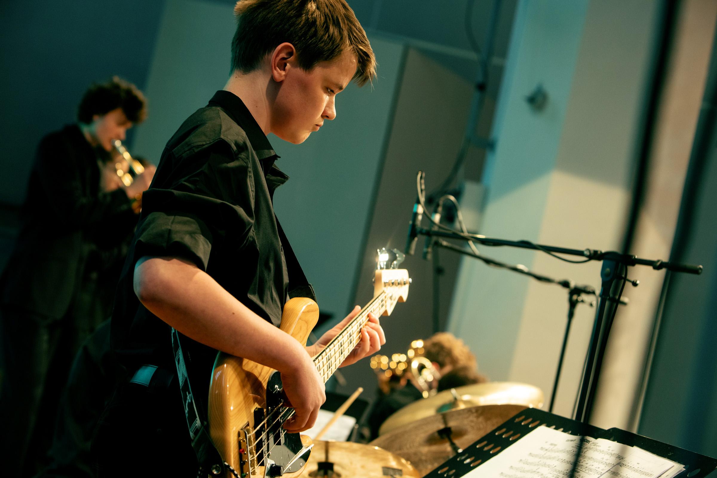 E-Bassist spielt während des LaJJazzO Junior Konzerts in Frankfurt (Oder)
