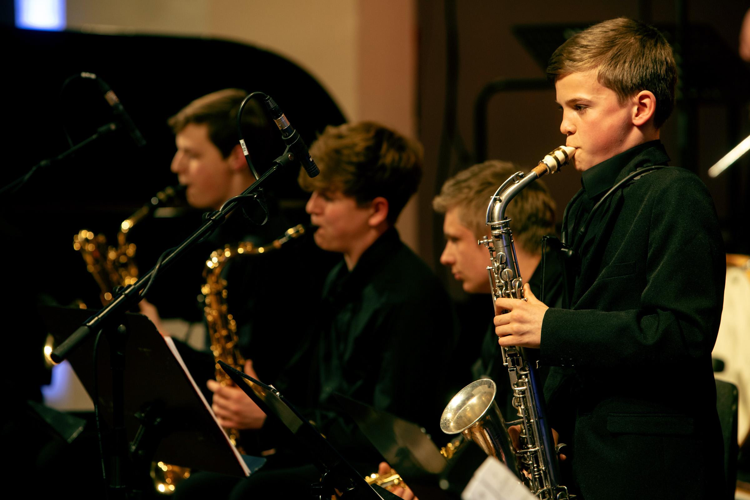 Vier Saxofonisten, von denen einer ein Solo spielt, während des LaJJazzO Junior Konzerts in Frankfurt (Oder)