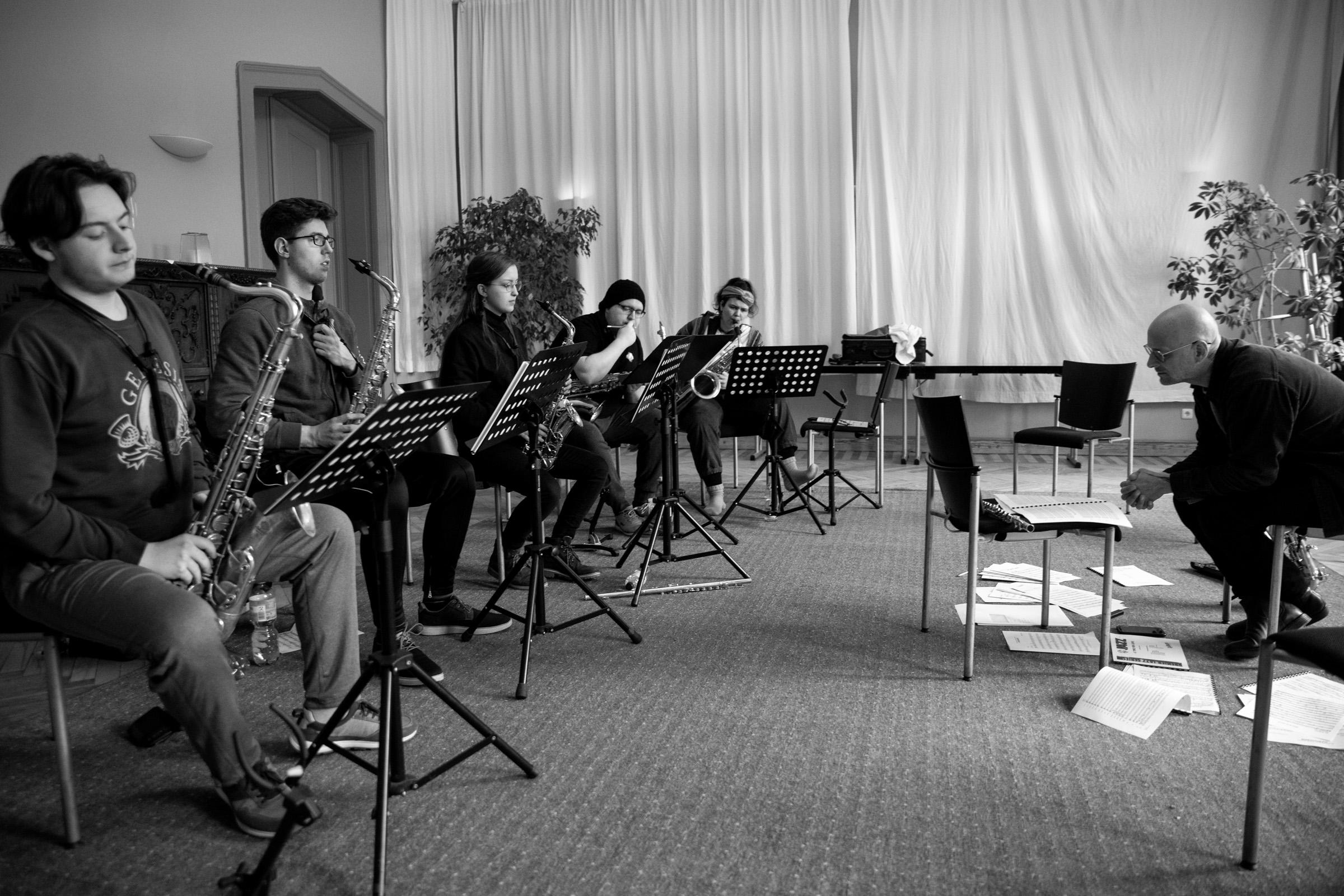 Saxofonistinnen und Saxofonisten während der Sectionprobe bei der LaJJazzO-Probenfahrt auf Schloss Kröchlendorff