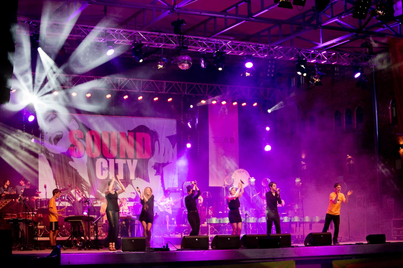 Musiker auf der Bühne beim Festival SOUND CITY