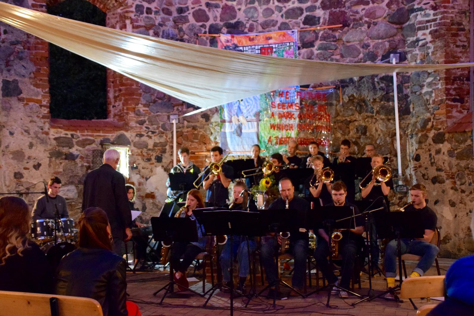 Big Band bei Musikschulen öffnen Kirchen
