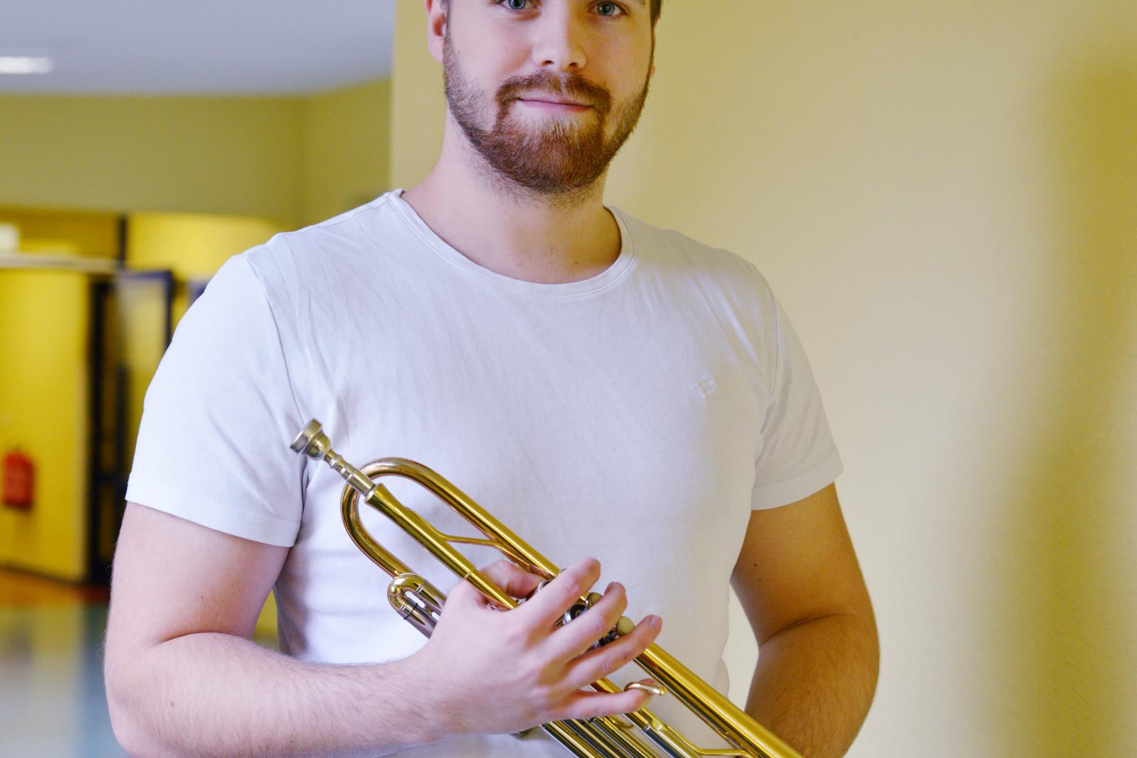Ein Mann mit Trompete 