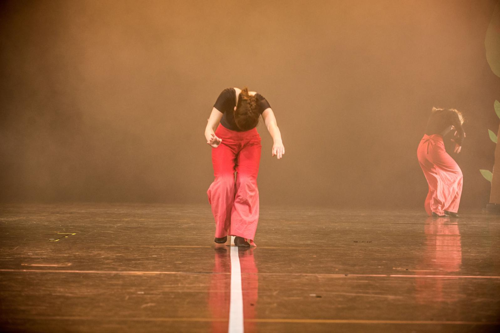 Eine Tänzerin auf einer Bühne