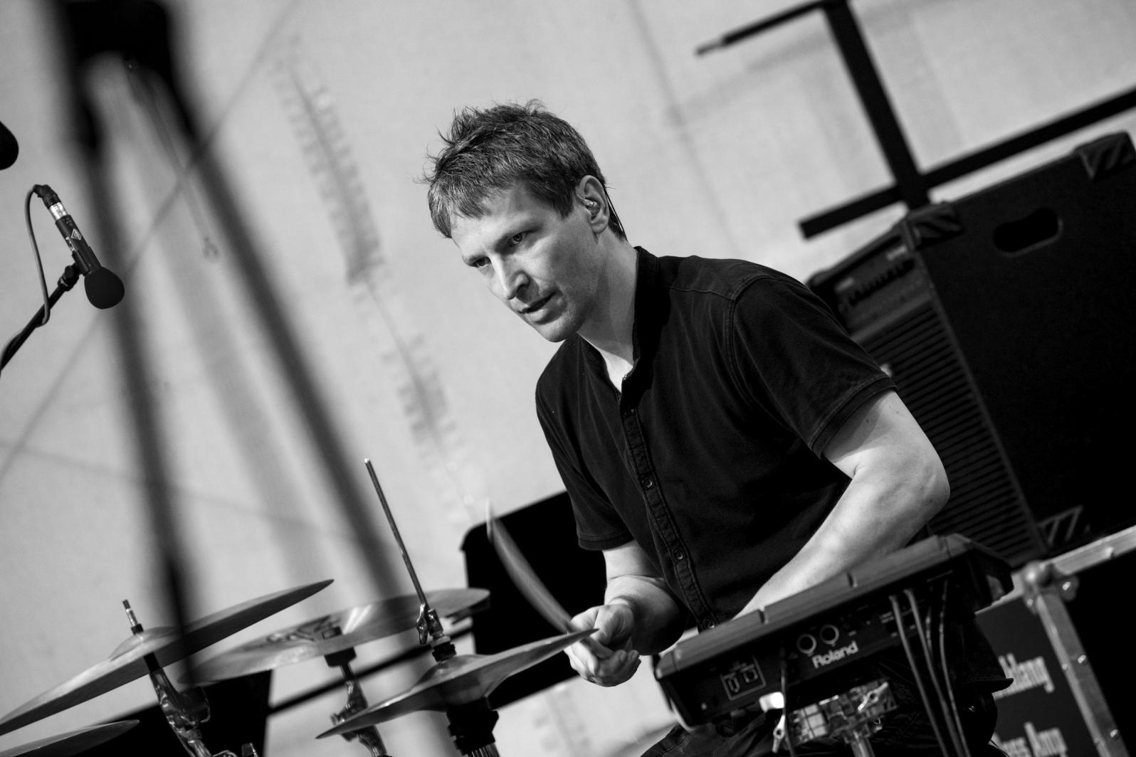 Bild des LaJJazzO-Projektleiters Lars Weber am Schlagzeug