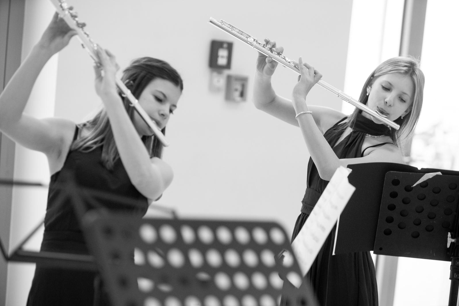 Zwei Querflötistinnen musizieren bei "Jugend musiziert"