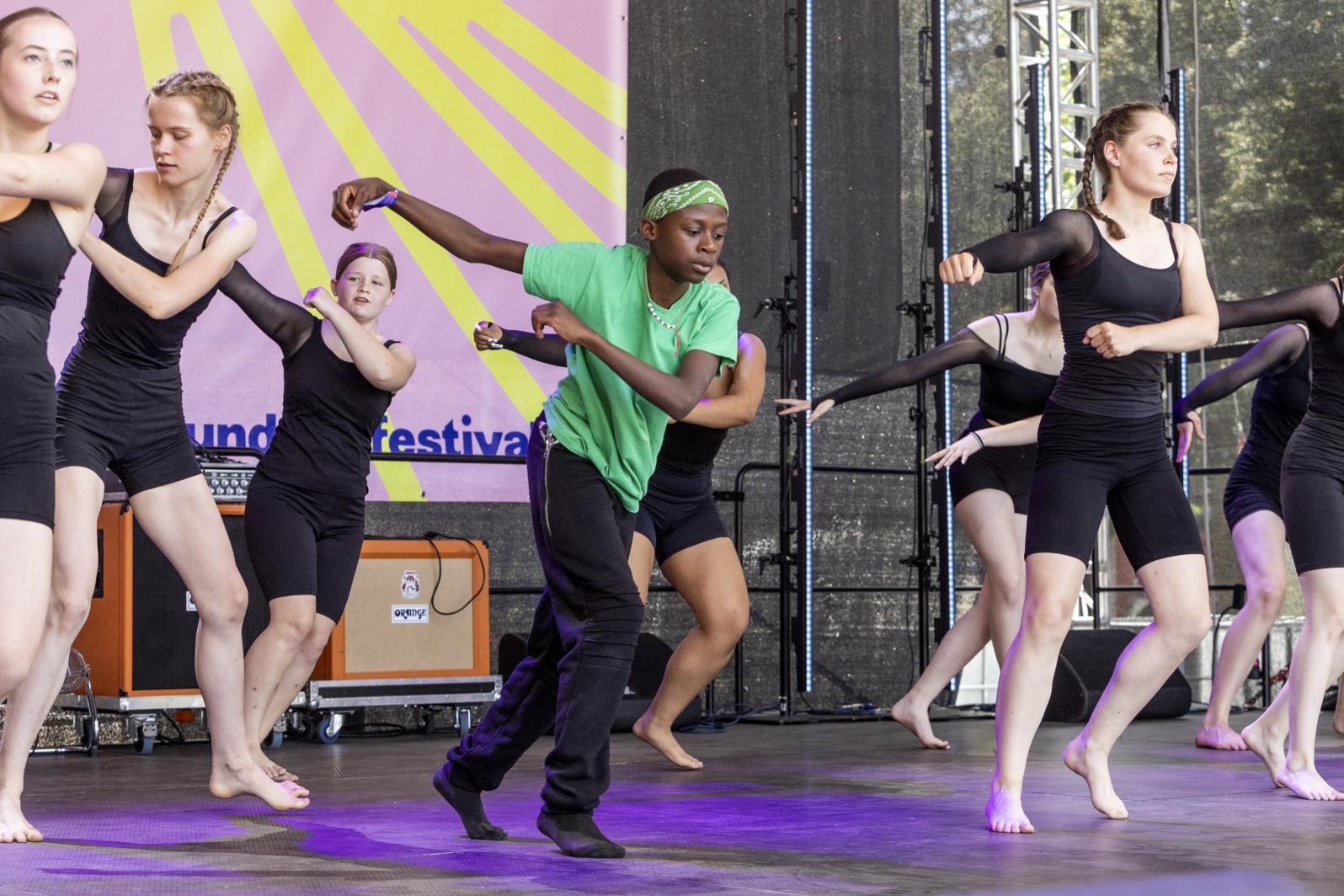 Tanzgruppe auf der Bühne beim Sound City Festival 2023 in Schwedt