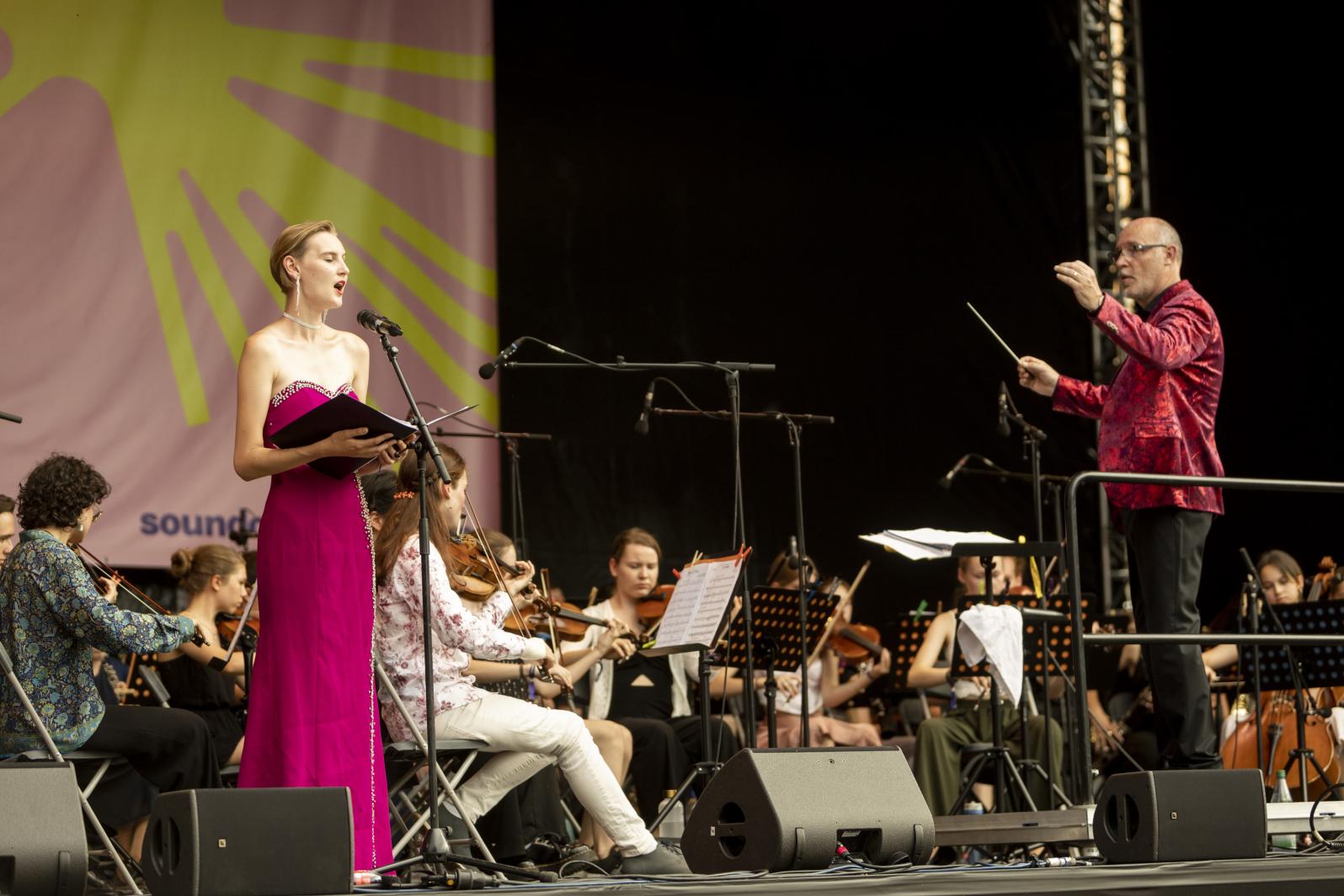 Sängerin und Orchester (Kon-Phoniker) auf der Bühne beim Sound City Festival 2023 in Schwedt