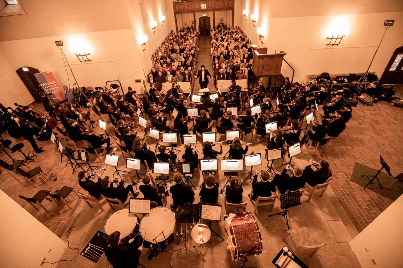 Junge Philharmonie Brandenburg beim Eröffnungskonzert von "Musikschulen öffnen Kirchen" im April 2023 in der evangelischen Kirche in Schwedt