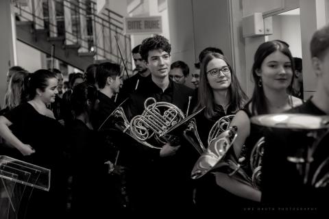 Mitglieder der Jungen Philharmonie kurz vor dem Konzert