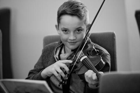 Ein Junge spielt Geige