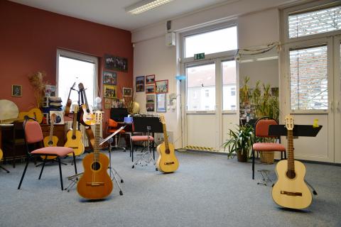 Ein Raum mit Gitarren