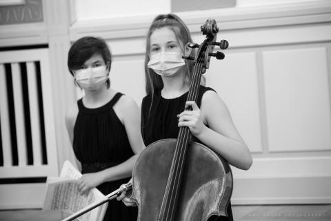 Zwei junge Musikerinnen mit Mundnasenschutz