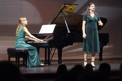 Pianistin und Sängerin auf der Bühne