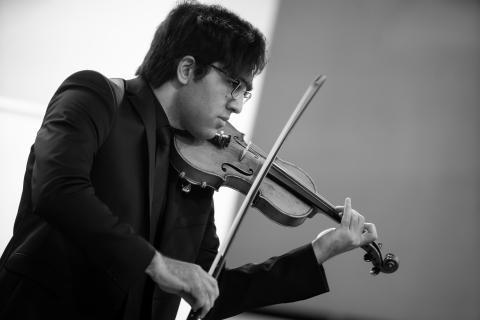 Junger Mann mit Geige