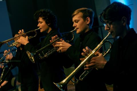 Drei Trompeter spielen während des LaJJazzO Junior Konzerts in Frankfurt (Oder)