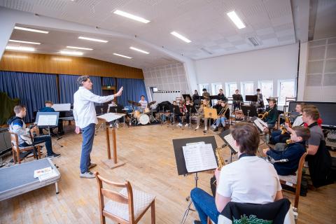 Blick auf die Tutti-Probe des LaJJazzO Juniors in Frankfurt (Oder), der künstlerische Leiter Finn Wiesner dirigiert