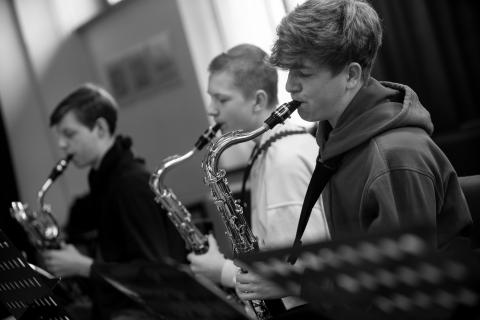 drei Saxofonisten spielen während der LaJJazzO Junior Probe in Frankfurt (Oder)