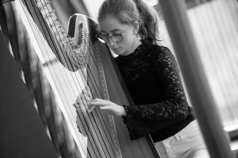 Mädchen spielt Harfe beim Wettbewerb "Jugend musiziert"