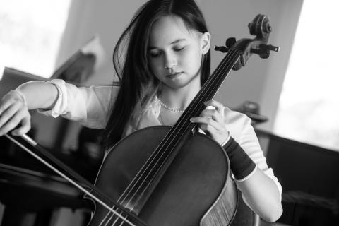 Mädchen spielt Cello beim Wettbewerb "Jugend musiziert"