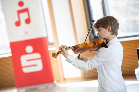 Junge spielt Geige beim Landeswettbewerb "Jugend musiziert" 2022 in Frankfurt (Oder)