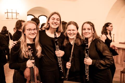 4 Musikerinnen der Jungen Philharmonie Brandenburg beim Eröffnungskonzert von "Musikschulen öffnen Kirchen" in der evangelischen Kirche in Schwedt