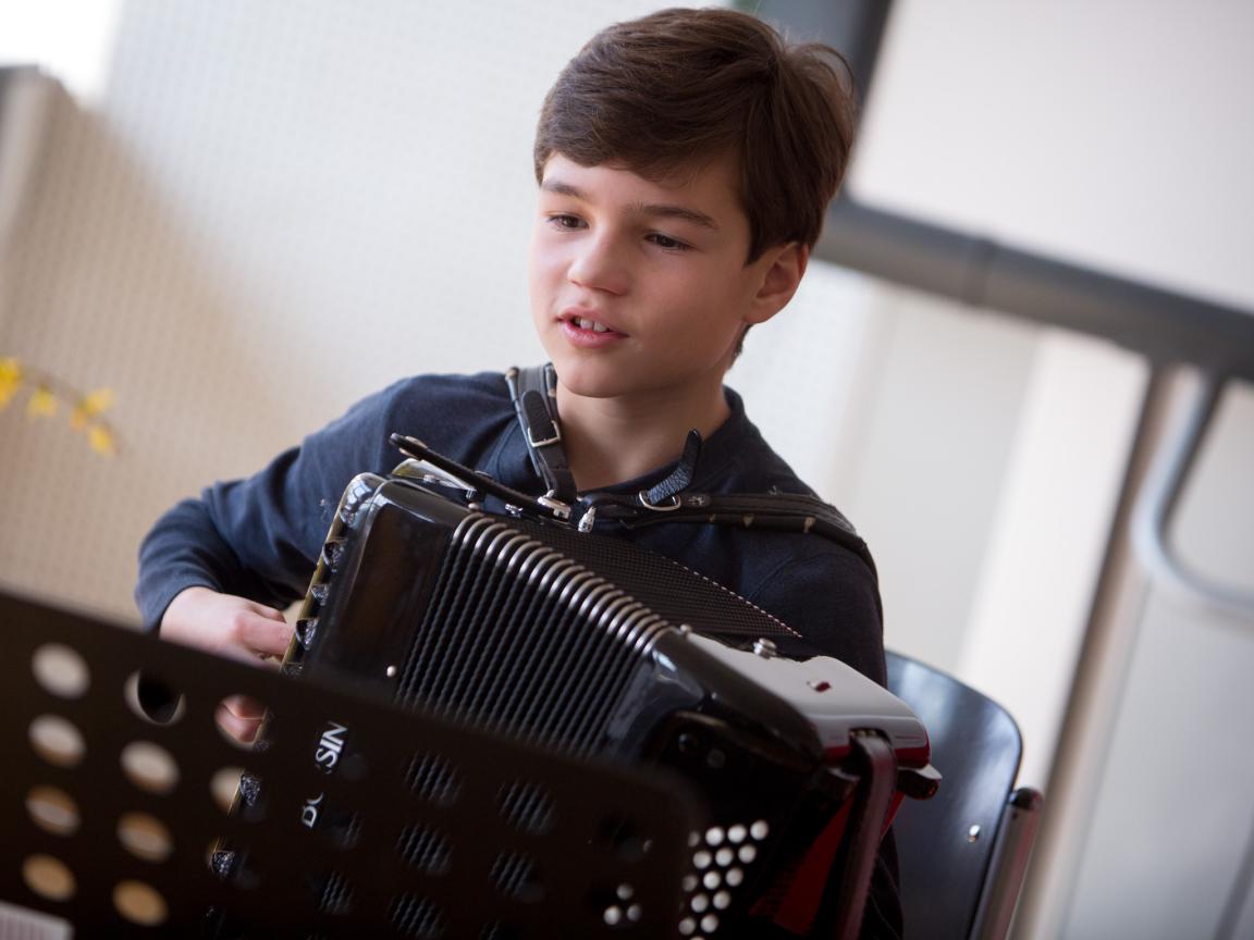 Junger Akkordeonist bei Jugend musiziert