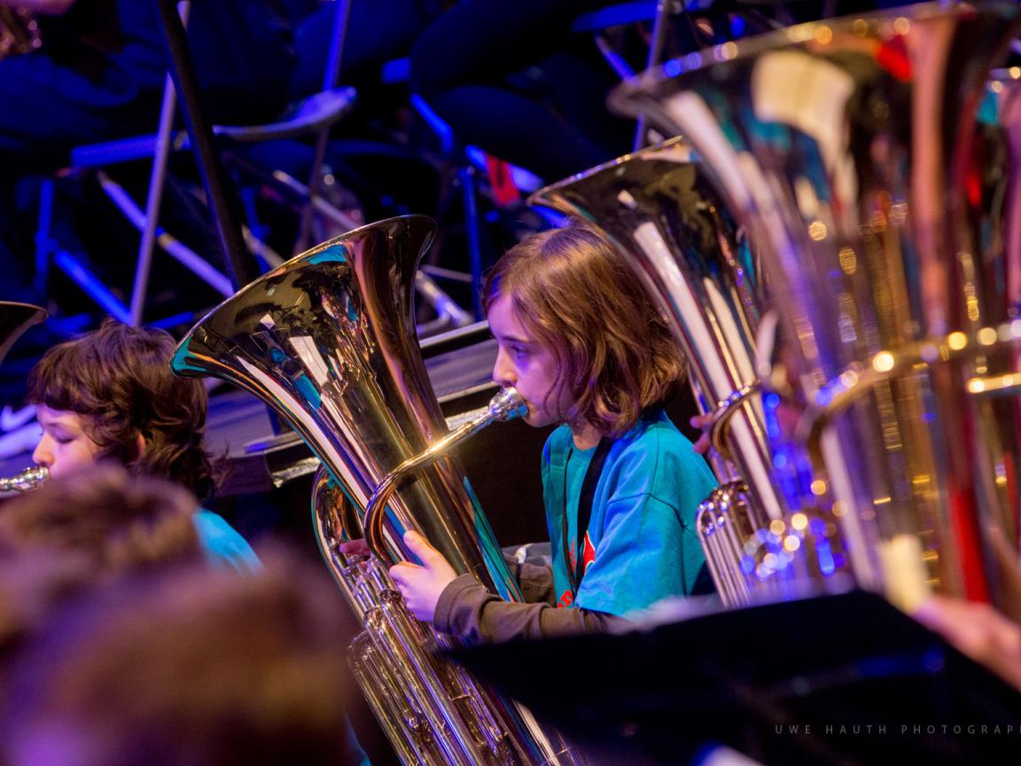 Junge Schülerin spielt Tuba