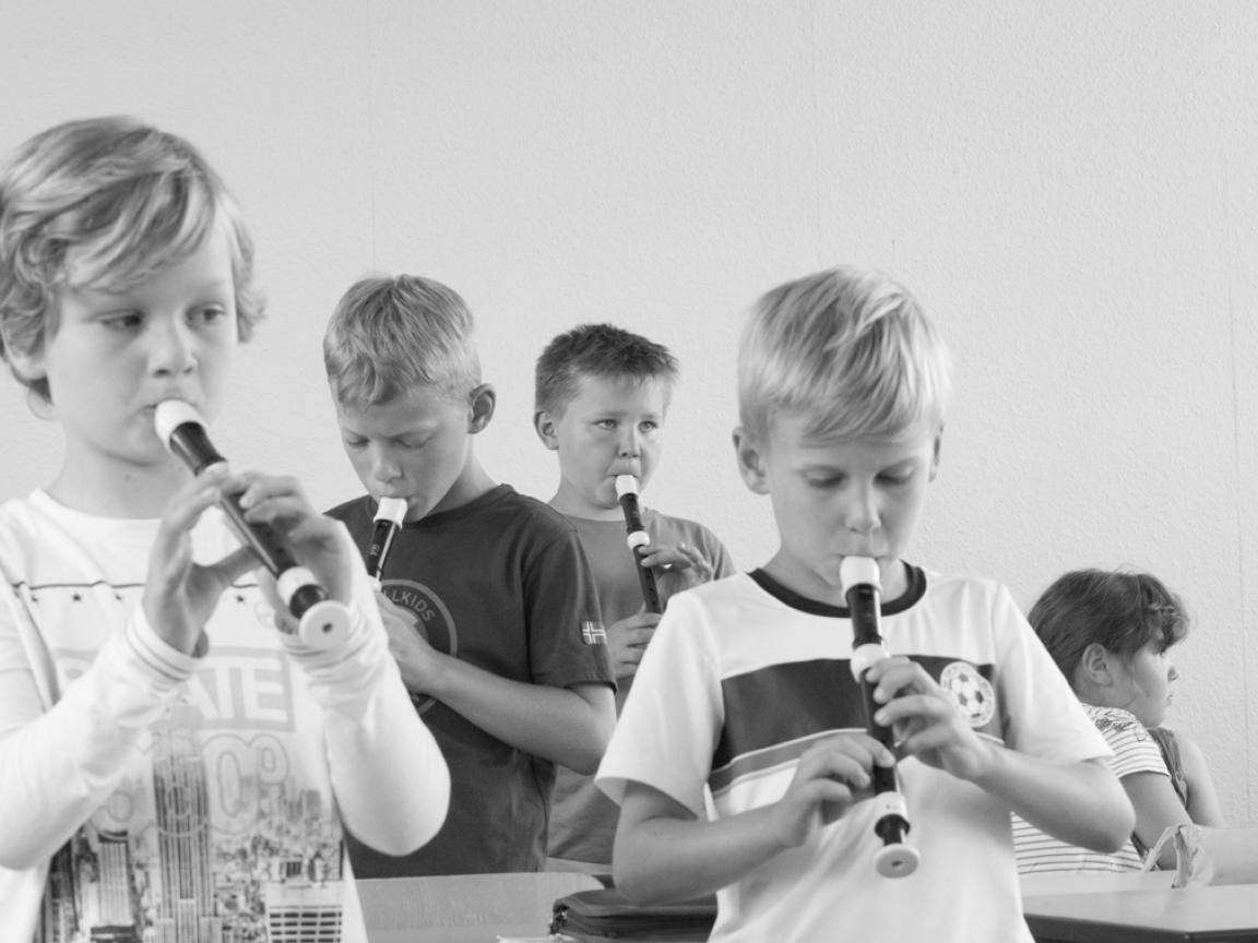 Eine Gruppe junger Flötenschüler 