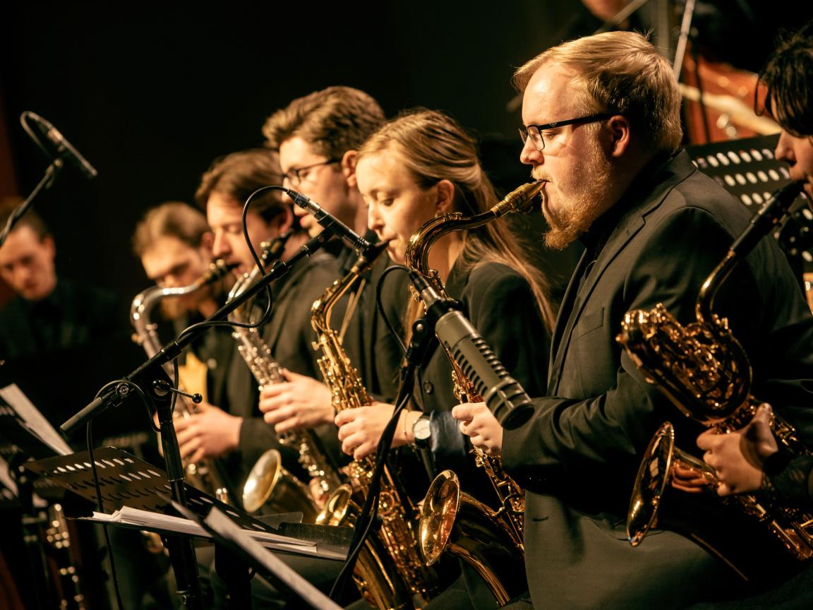 Saxofonistin und Saxofonisten spielen während des LaJJazzO Konzerts in Potsdam