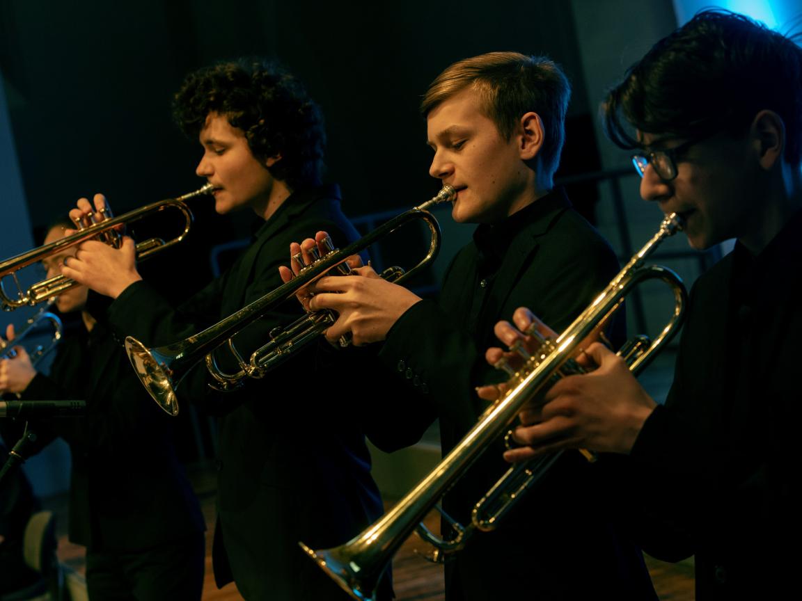 Drei Trompeter spielen während des LaJJazzO Junior Konzerts in Frankfurt (Oder)