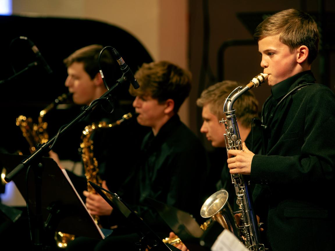 Vier Saxofonisten, von denen einer ein Solo spielt, während des LaJJazzO Junior Konzerts in Frankfurt (Oder)