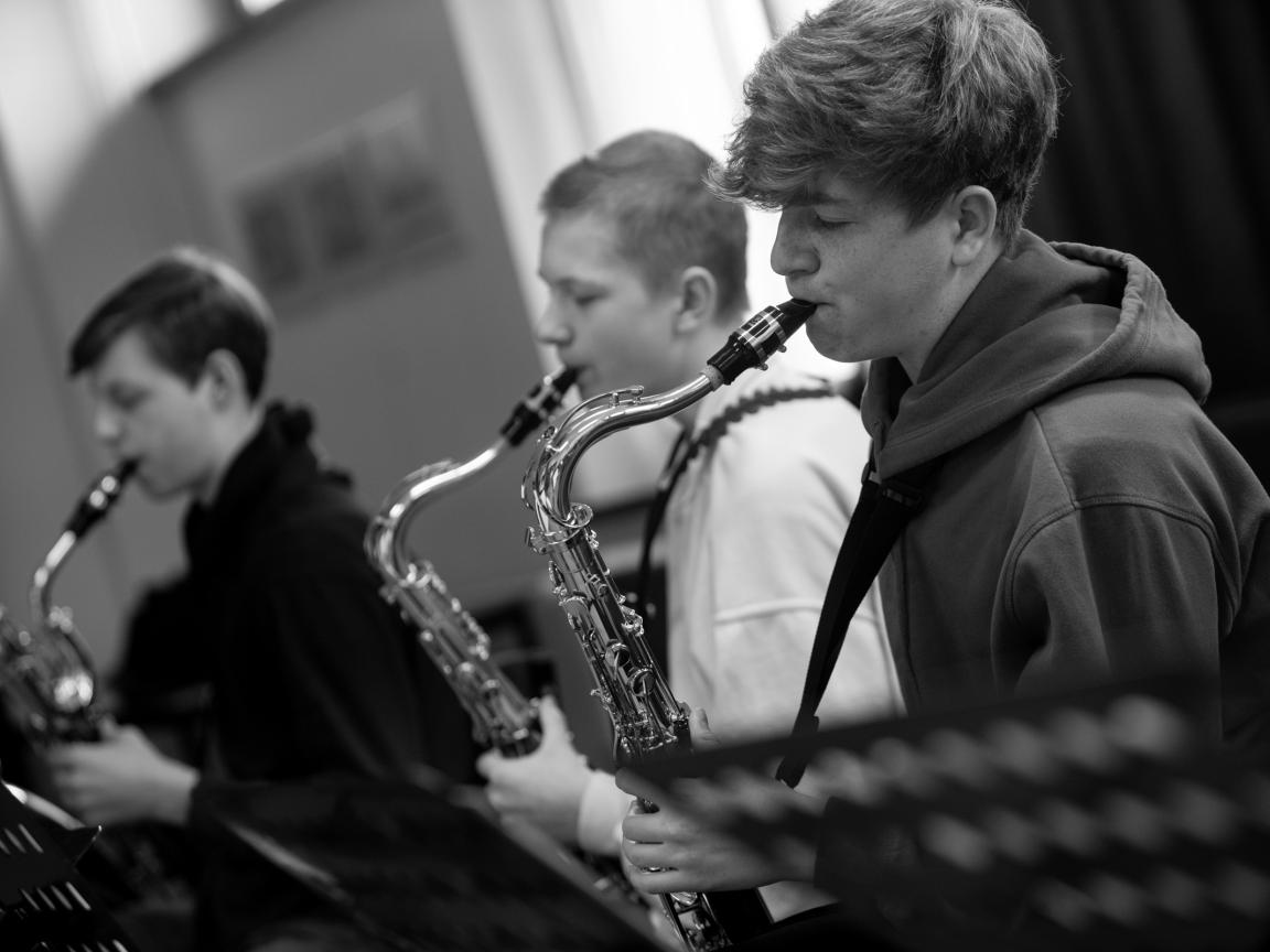 drei Saxofonisten spielen während der LaJJazzO Junior Probe in Frankfurt (Oder)