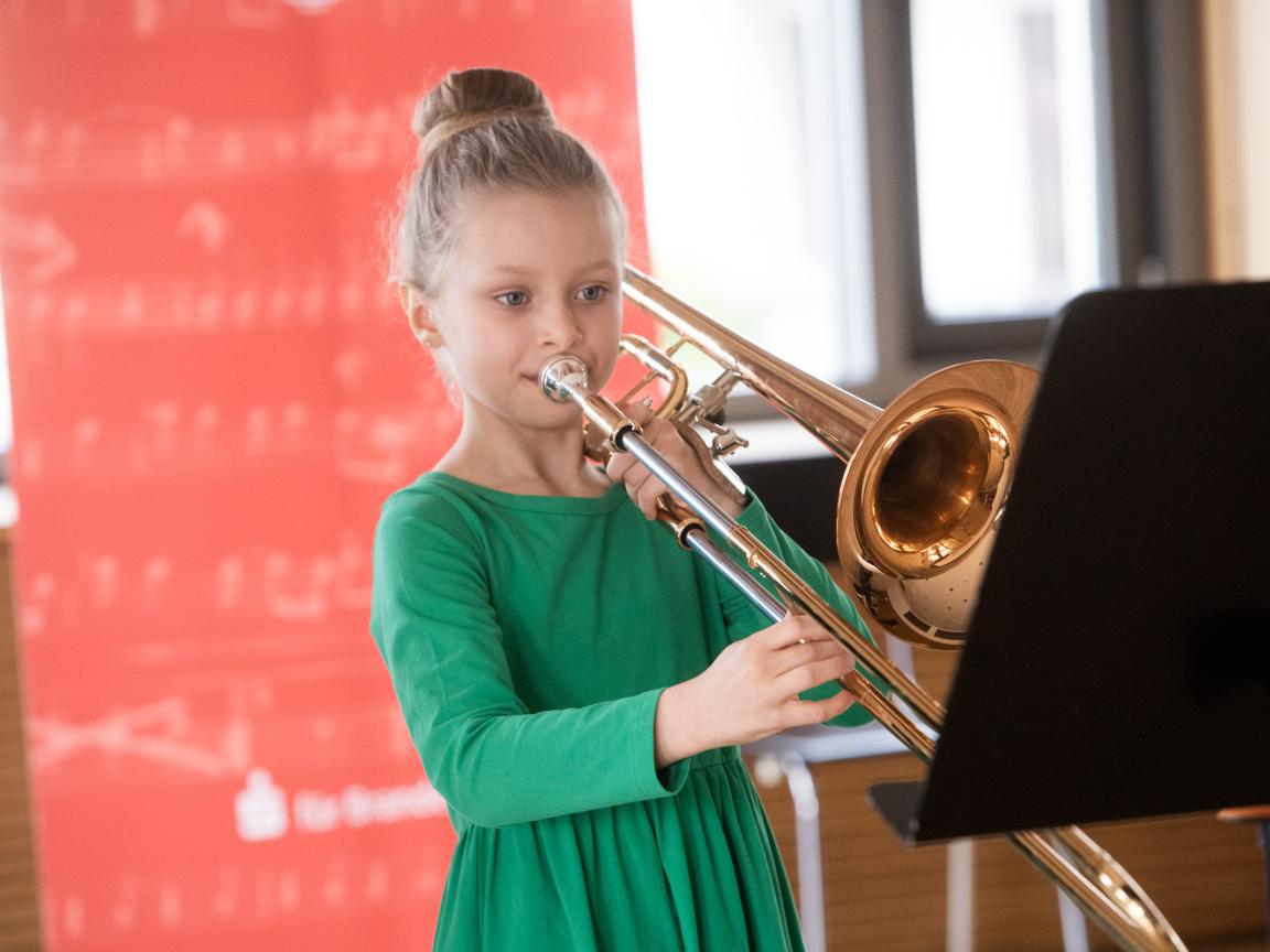 Junges Mädchen spielt Posaune beim Landeswettbewerb "Jugend musiziert"