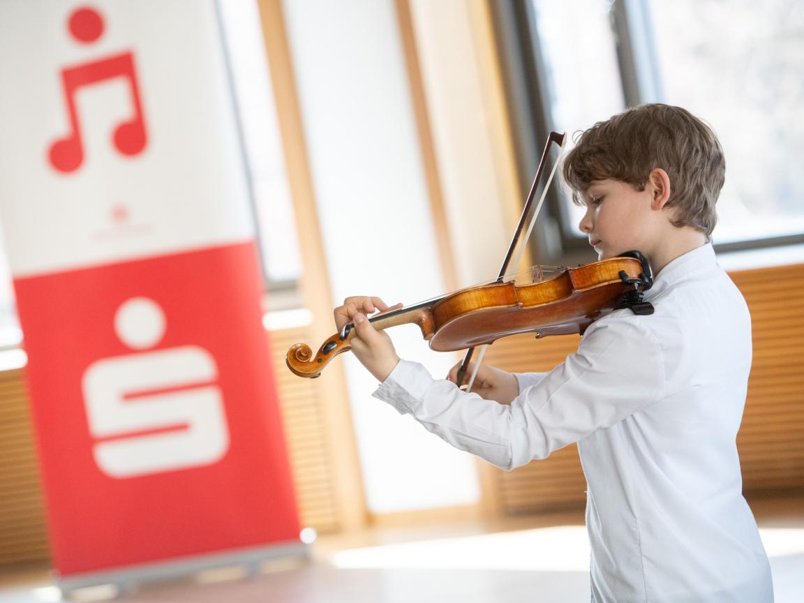 Junge spielt Geige beim Landeswettbewerb "Jugend musiziert" 2022 in Frankfurt (Oder)