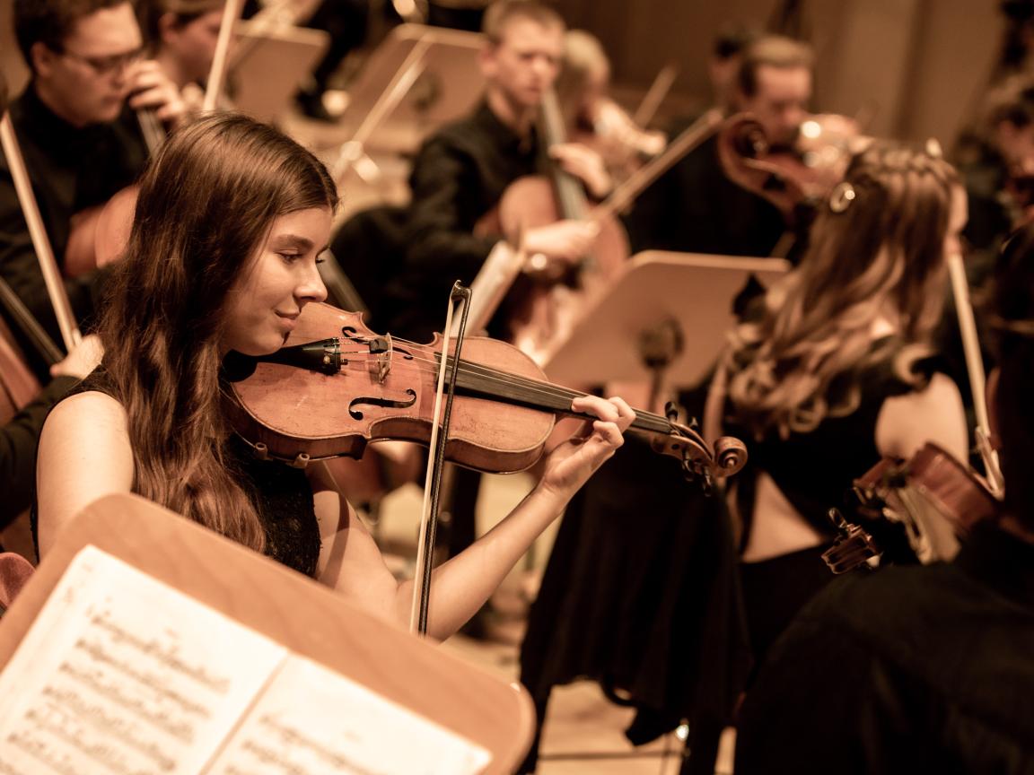 Junge Geigerin der Jungen Philharmonie Brandenburg während des Konzerts im Konzerthaus Berlin