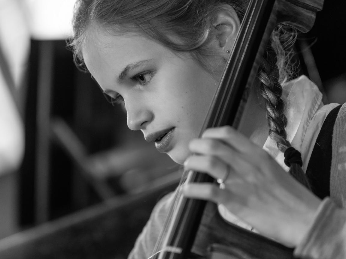 Maedchen spielt Cello beim Regionalwettbewerb Jugend musiziert in Brandenburg